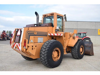 Kolesový nakladač CASE