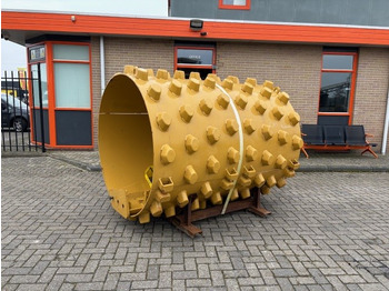 Cestný valec CATERPILLAR CS12