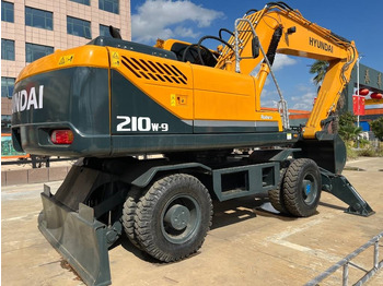 Kolesové rýpadlo HYUNDAI R210