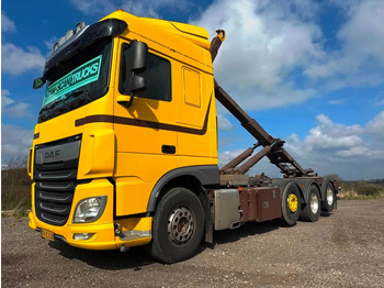 Hákový nosič kontajnerov DAF XF 530