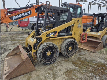 Šmykom riadený nakladač CATERPILLAR 216B3