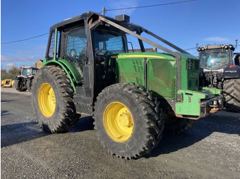 Traktor JOHN DEERE 6215R