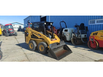 Šmykom riadený nakladač CATERPILLAR 216