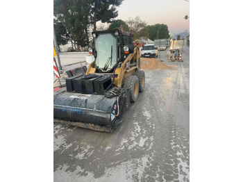 Šmykom riadený nakladač CAT 216: obrázok 2 Šmykom riadený nakladač CAT 216: obrázok 2