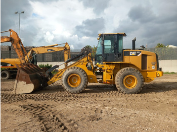 Kolesový nakladač CATERPILLAR 930
