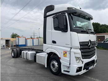 Podvozek s kabinou MERCEDES-BENZ Actros 1843