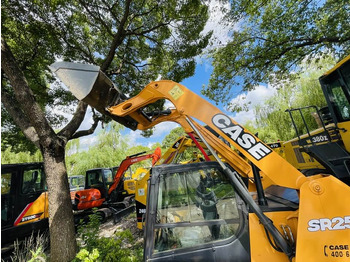 Šmykom riadený nakladač CASE