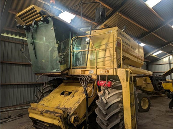 Obilný kombajn NEW HOLLAND TX36