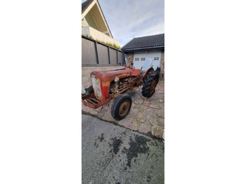 Traktor MASSEY FERGUSON 1000 series