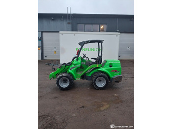 Kĺbový nakladač AVANT