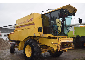 Obilný kombajn NEW HOLLAND