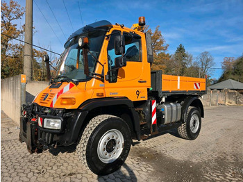 Vozidlo na odpratávanie snehu UNIMOG U500