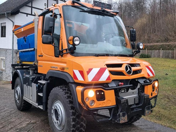 Vozidlo na odpratávanie snehu UNIMOG