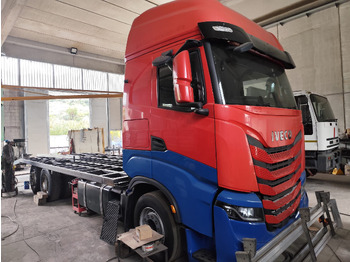 Valníkový/ Plošinový nákladný automobil IVECO S-WAY