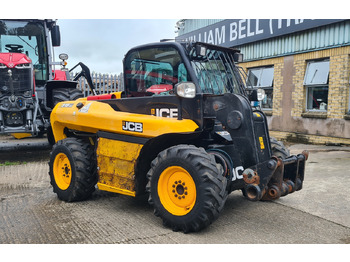 Teleskopický nakladač JCB