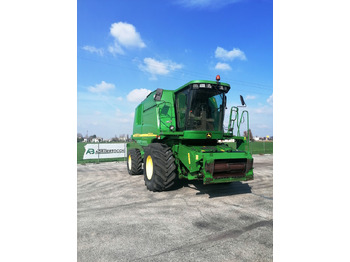Obilný kombajn JOHN DEERE