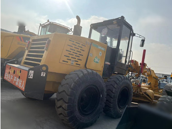 Zrovnávač XCMG GR1803