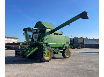 Obilný kombajn JOHN DEERE
