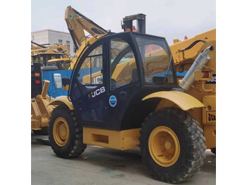 Teleskopický nakladač JCB