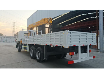 Auto s hydraulickou rukou