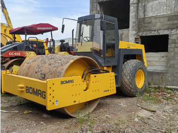 Cestný valec BOMAG