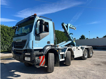 Hákový nosič kontajnerov IVECO Trakker