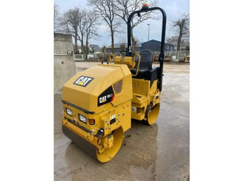 Cestný valec CATERPILLAR