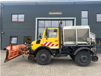 Vozidlo na odpratávanie snehu UNIMOG U1400