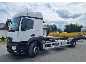 Plachtové nákladné vozidlo MERCEDES-BENZ Actros 1836