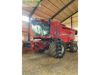 Obilný kombajn CASE IH