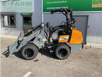 Kolesový nakladač GIANT