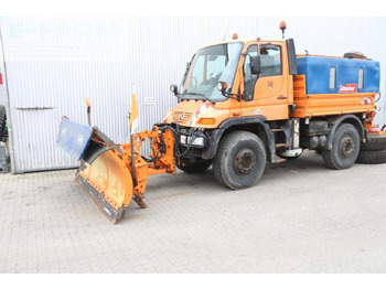 Vozidlo na odpratávanie snehu UNIMOG U400