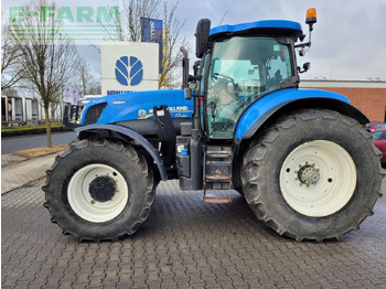 Traktor NEW HOLLAND T7.220
