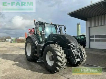 Traktor VALTRA