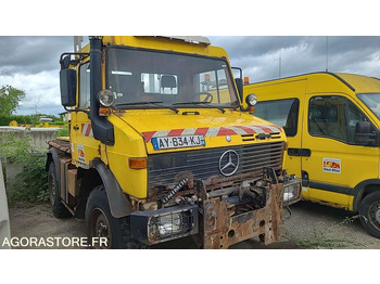 Valníkový/ Plošinový nákladný automobil UNIMOG
