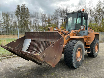 Kolesový nakladač CASE