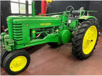 Traktor JOHN DEERE