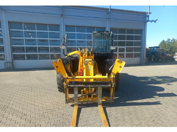 Teleskopický nakladač JCB