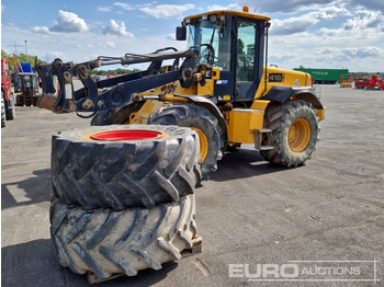 Kolesový nakladač JCB