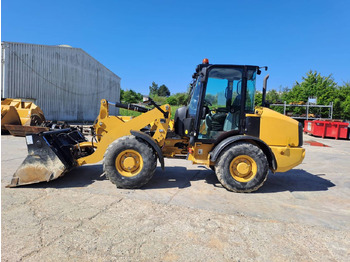 Kolesový nakladač CATERPILLAR 906M