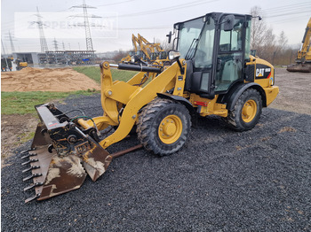 Kolesový nakladač CATERPILLAR 906M