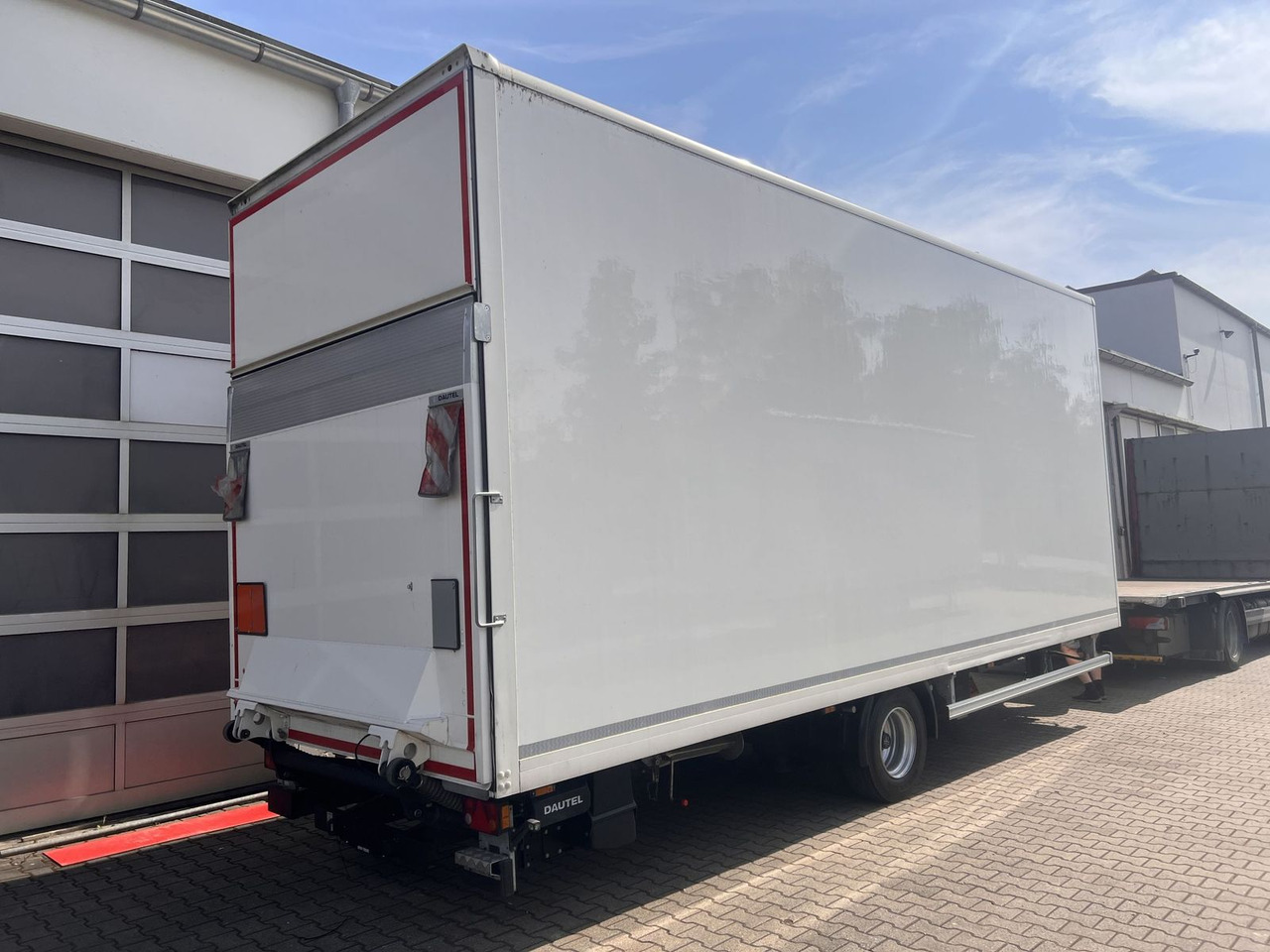 Ackermann 1 Achs Kofferanhänger mit Ladebordwand 10,5 t G - Príves skriňové: obrázok 1 Ackermann 1 Achs Kofferanhänger mit Ladebordwand 10,5 t G - Príves skriňové: obrázok 1