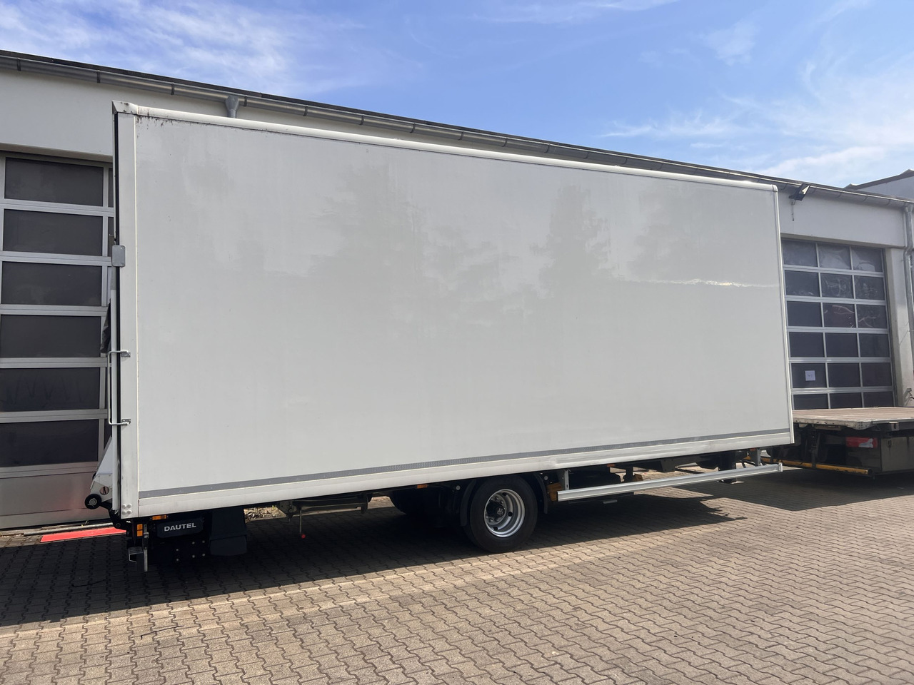 Ackermann Z-KA-F10.5/7,5 1 Achs Kofferanhänger mit Ladebordwand 10,5 t GG - Príves skriňové: obrázok 5 Ackermann Z-KA-F10.5/7,5 1 Achs Kofferanhänger mit Ladebordwand 10,5 t GG - Príves skriňové: obrázok 5