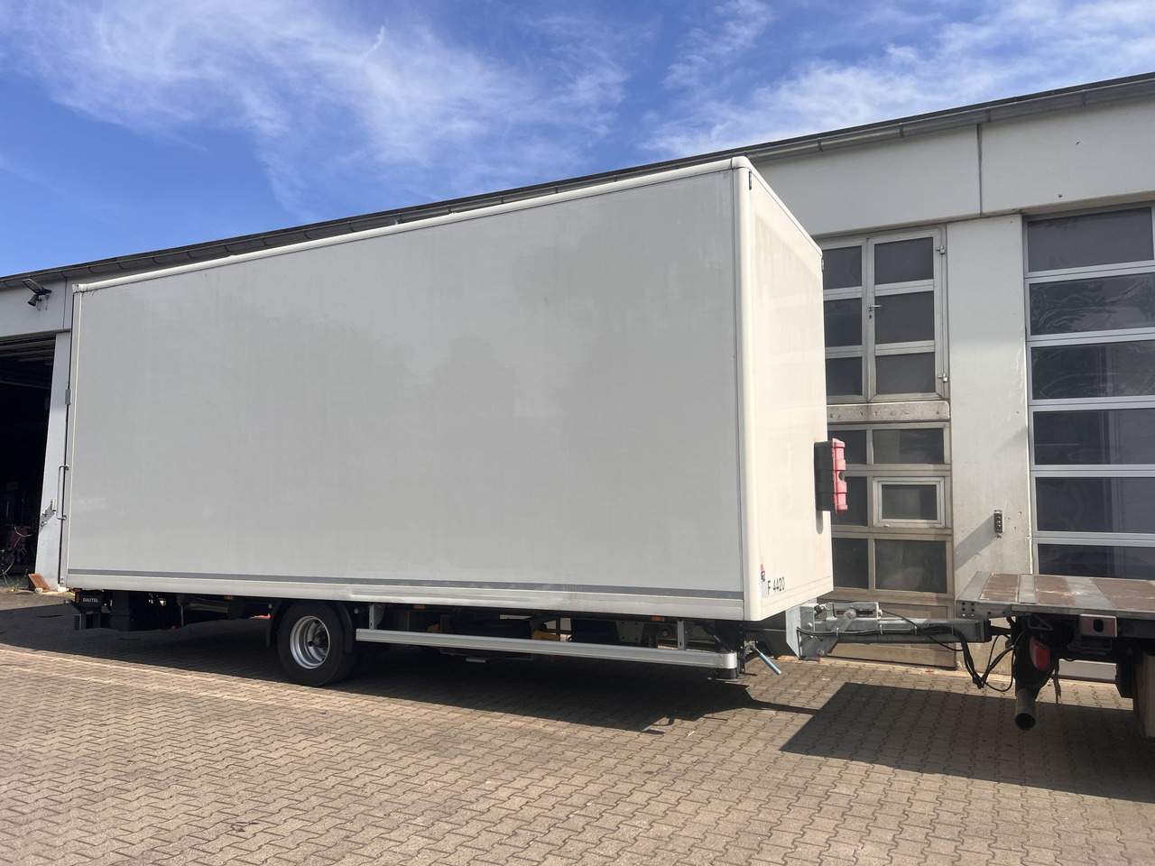 Ackermann Z-KA-F10.5/7,5 1 Achs Kofferanhänger mit Ladebordwand 10,5 t GG - Príves skriňové: obrázok 3 Ackermann Z-KA-F10.5/7,5 1 Achs Kofferanhänger mit Ladebordwand 10,5 t GG - Príves skriňové: obrázok 3