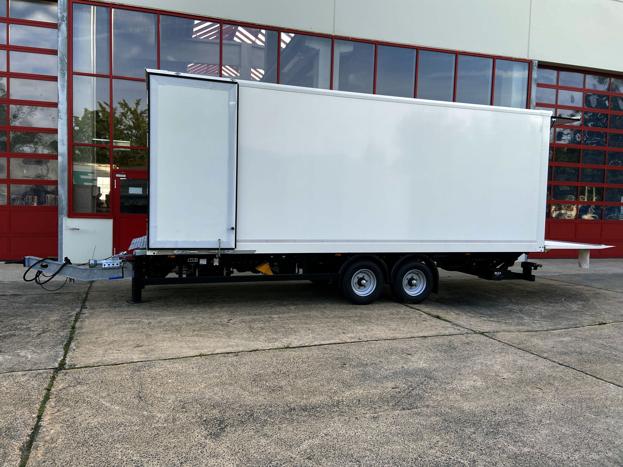 Möslein TK0105D-L Weiß Tandem Koffer, Ladebordwand 1,5 t + DurchladbarNeufahrzeug -- - Príves skriňové: obrázok 3 Möslein TK0105D-L Weiß Tandem Koffer, Ladebordwand 1,5 t + DurchladbarNeufahrzeug -- - Príves skriňové: obrázok 3
