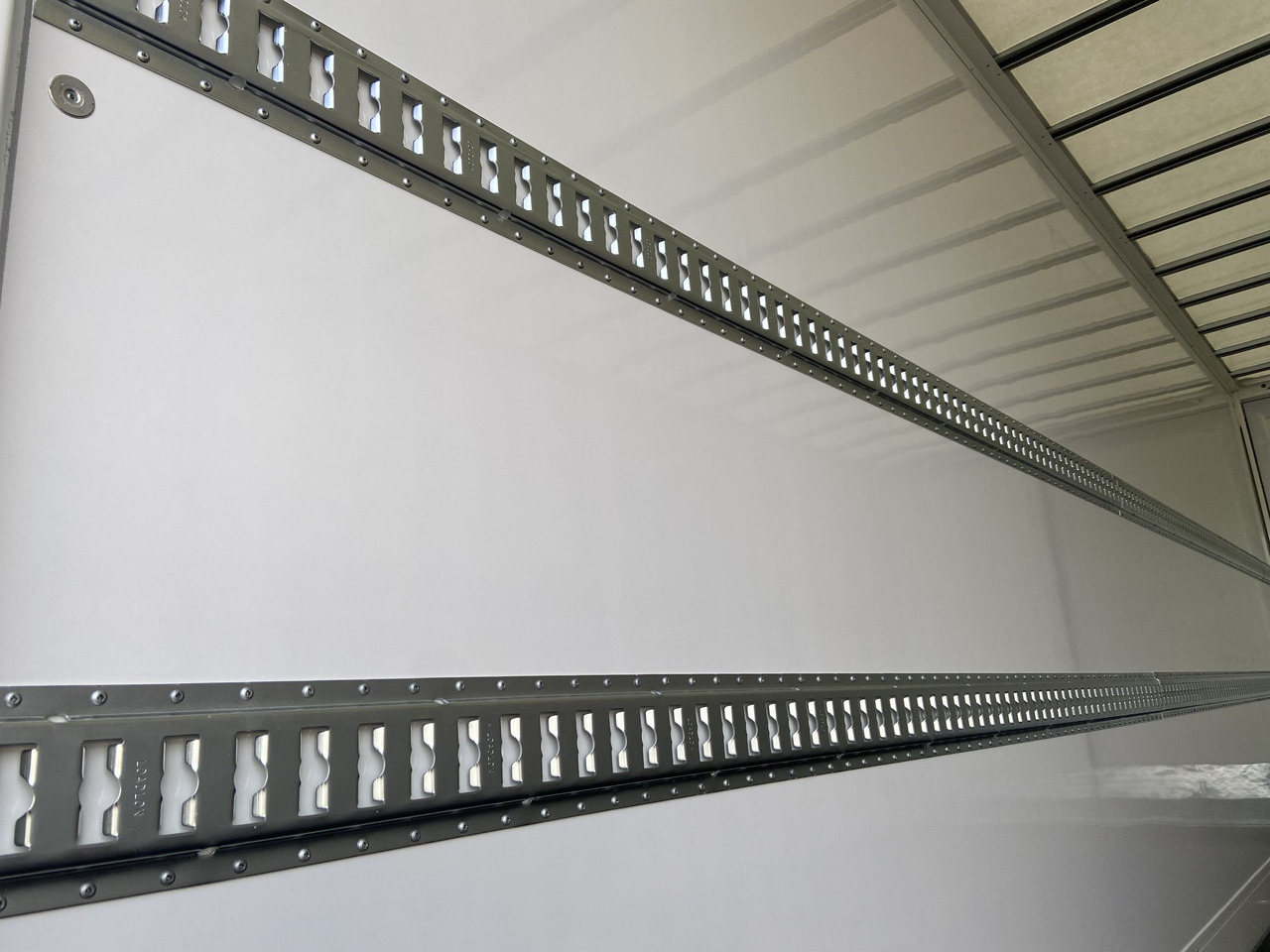 Möslein TKO 105 D 7m weiß Tandem- Koffer, Durchladbar, -- Neufahrzeug -- - Príves skriňové: obrázok 5 Möslein TKO 105 D 7m weiß Tandem- Koffer, Durchladbar, -- Neufahrzeug -- - Príves skriňové: obrázok 5