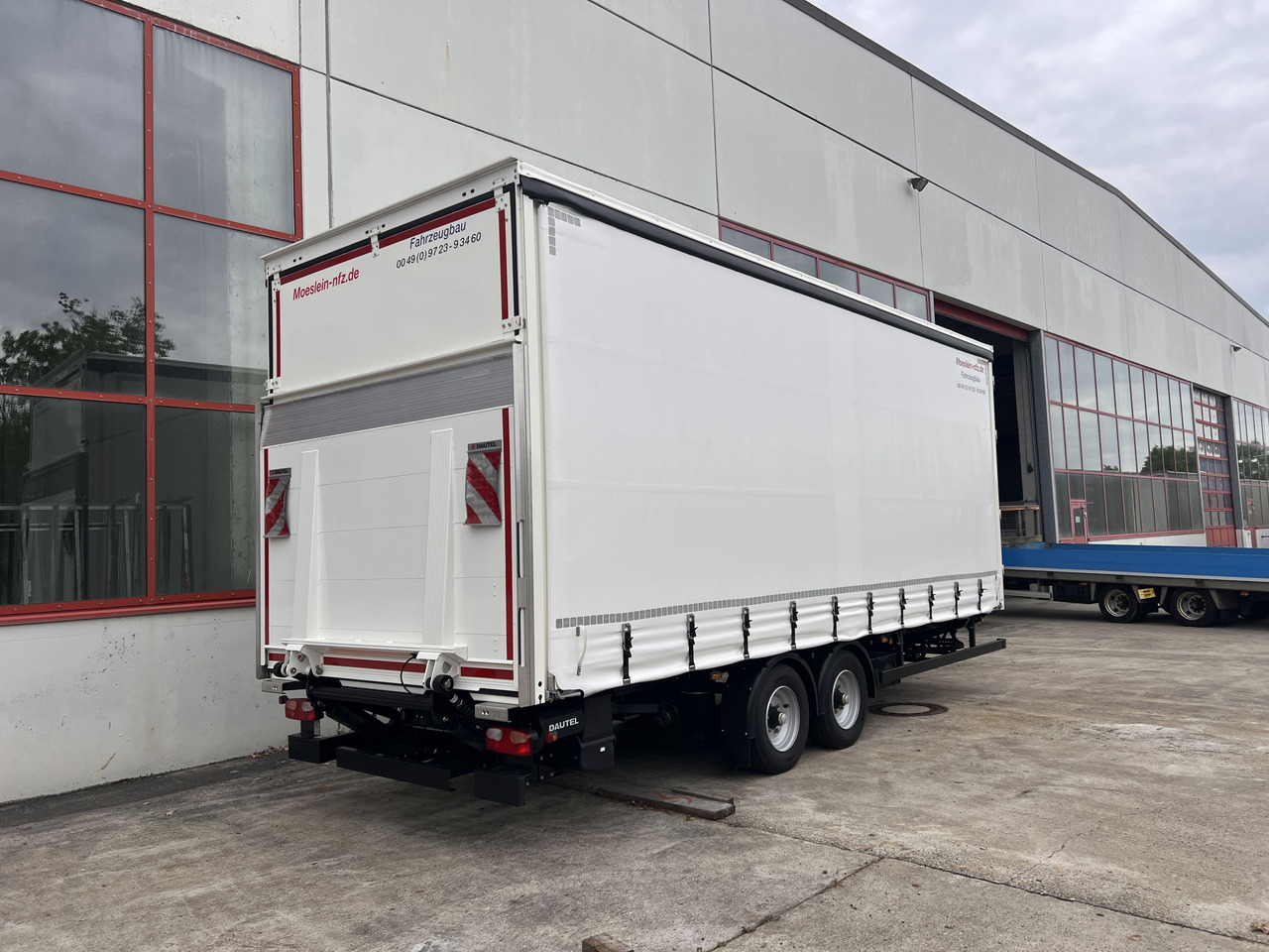 Möslein TPS 105 D-L Planenanhänger, Ladebordwand + Durchladbar neuwertig - Plachtový príves: obrázok 2 Möslein TPS 105 D-L Planenanhänger, Ladebordwand + Durchladbar neuwertig - Plachtový príves: obrázok 2