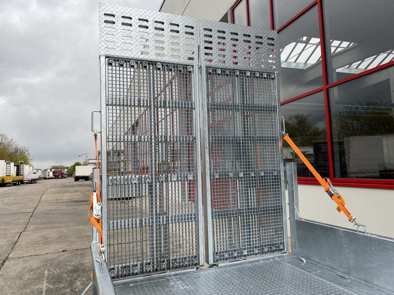 Möslein TT 11-E6x2 hydr. Rampen Tieflader für Fräsen breiten hydraulischen Rampen, Neu - Príves podvalník: obrázok 2 Möslein TT 11-E6x2 hydr. Rampen Tieflader für Fräsen breiten hydraulischen Rampen, Neu - Príves podvalník: obrázok 2