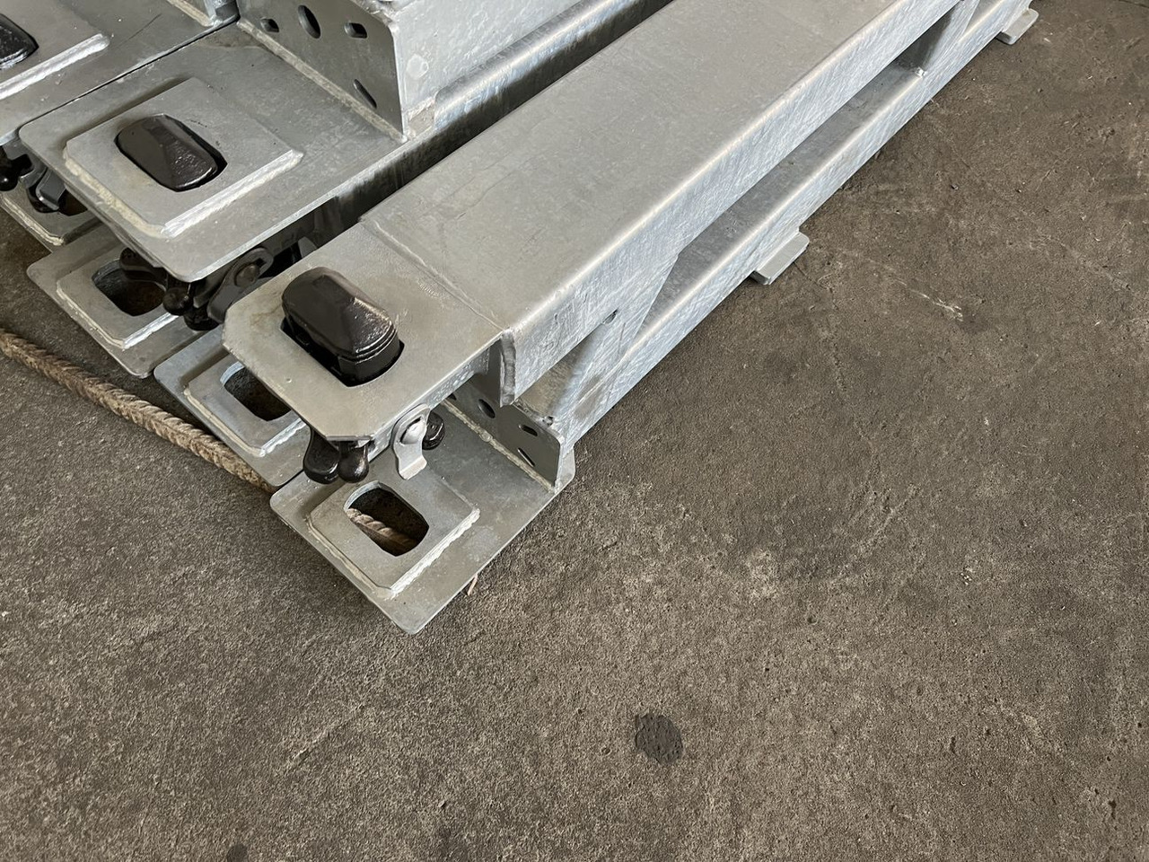 Müller Mitteltal Ausgleichsbock für Satteltieflader incl. Conatinerverschlüssen - Náves podvalník: obrázok 5 Müller Mitteltal Ausgleichsbock für Satteltieflader incl. Conatinerverschlüssen - Náves podvalník: obrázok 5