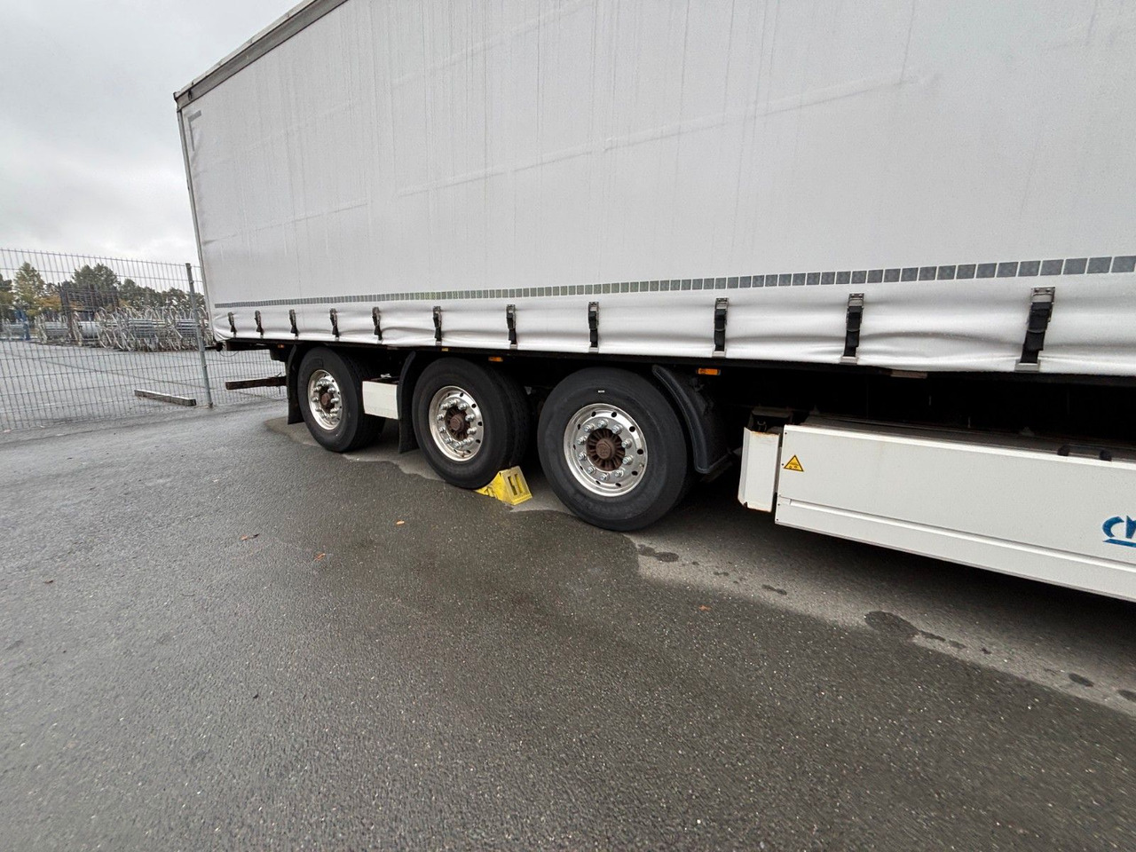 Krone SD Plane Mitnahmestapler Nachlaufachse - Plachtový náves: obrázok 3 Krone SD Plane Mitnahmestapler Nachlaufachse - Plachtový náves: obrázok 3